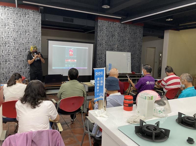 講師介紹課程中