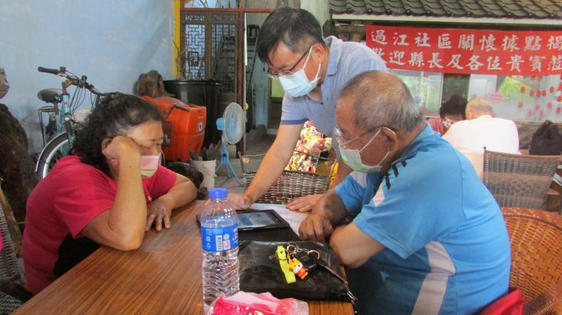 講師教學員認識手機或平板中的相機功能，及相機的基本操作。