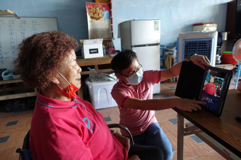 講師接著教學員相機拍攝的技巧與構圖及圖片的簡易處理，經由拍攝特殊的相片吸引學員玩的興趣，再教他們用相片大師針對拍攝好的相片調整色調/曝光/對比/明亮/色彩曲線…等細節做後製。