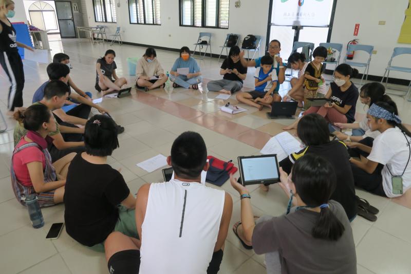 北藝大學生也參與了這次的讀劇活動，與在地社區的夥伴一起來學習。