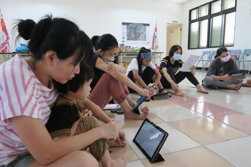 參與的學員十分投入，社區學員也會分享劇本所要傳達的故事與意涵。