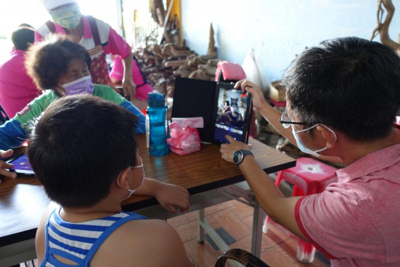 被阿嬤帶來的小朋友也對特殊的裝扮相片著迷了，嚷嚷著要嘗試拍攝不同的造型。