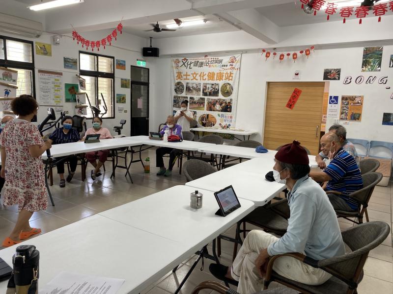 拉拜依老師對於賽考利克泰雅語鑽研許久，這次討論的三首古調都是流傳已久的歌謠。