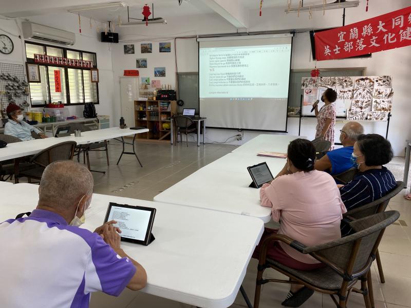 長者與老師交流討論屬於大同英士在地的用詞與發音，並將蒐集到哥做統整。