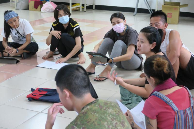 學員們一起討論讀劇要如何呈現劇本裡巨石神話