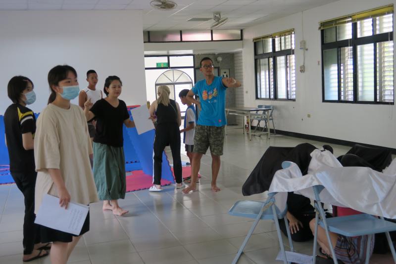 呈顯出「巨石生人」神話感，於是開始排練，希望這次的讀劇可以有更多的戲劇動作。