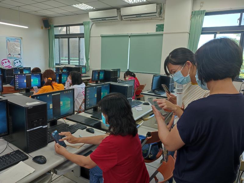 學員開始創作貼圖,講師指導學員並檢視使用圖片是否有版權問題