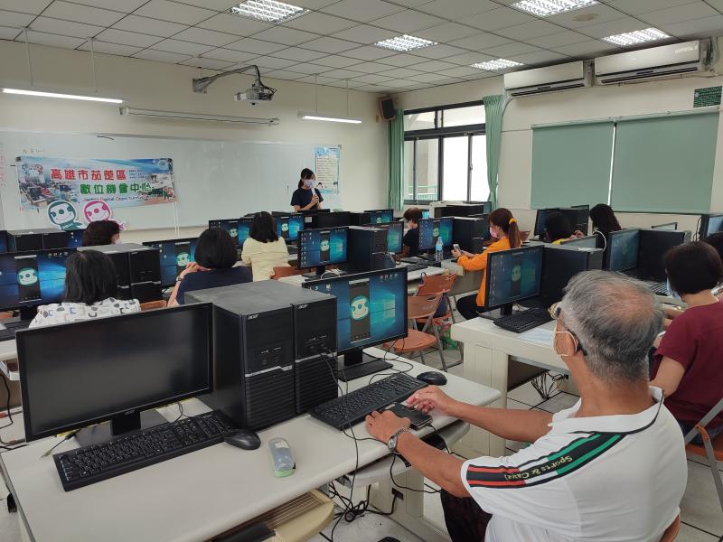 講師細心的講解茄萣相關在地特色與貼圖連結