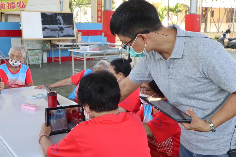 指導學員拍照上傳雲端