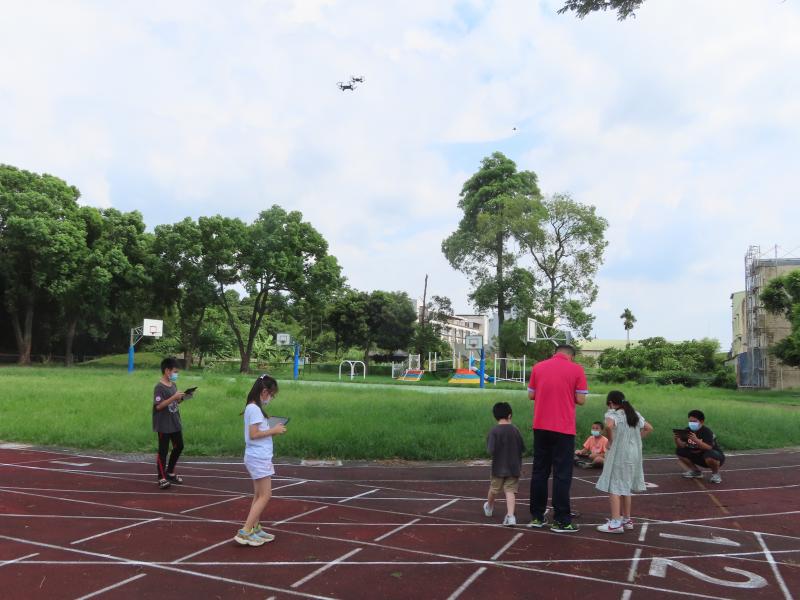 哇!第一次玩無人機.好炫啊!