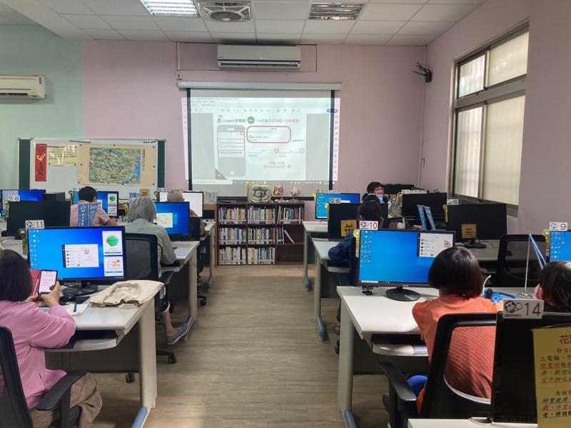 講師介紹課程中