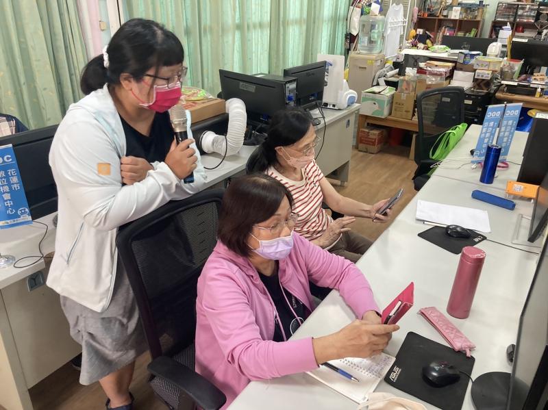 講師至台下觀察同學使用情形，學員們學習中認真作筆記