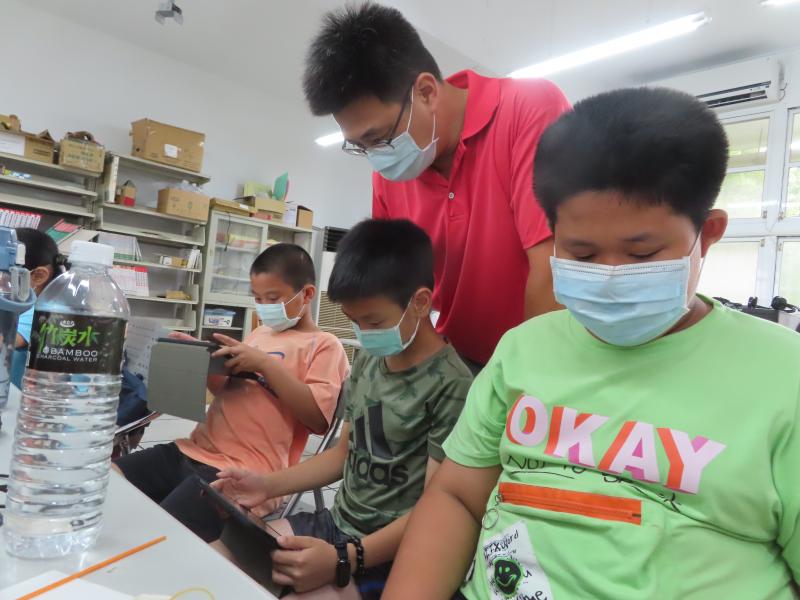 父子一起來編修Line貼圖,昌晏很棒唷!