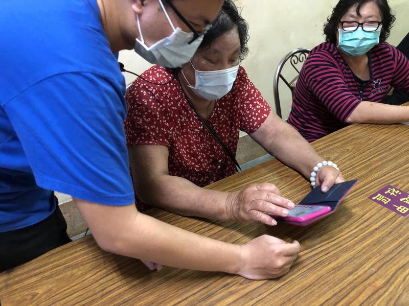 邀請趙甲里鄰近國小老師一同教導偏鄉社區長輩們認識手機基本功能。