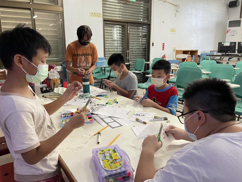 同學們正在認真的完成各組的動偶腳色