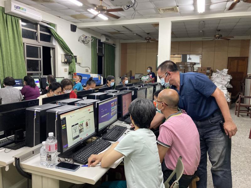 講師一一指導學員上傳照片