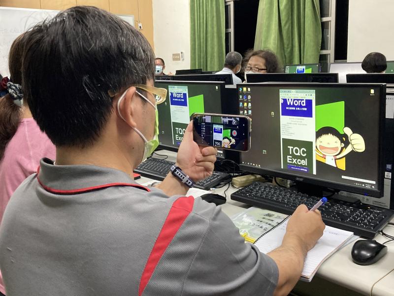 學員深怕記不住認真的用手機錄回家繼續複習