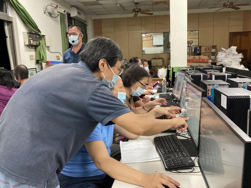 資深學員當起小助教一起服務新學員