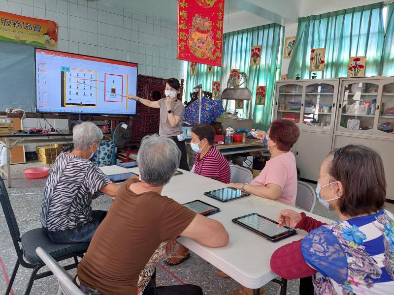 點開APP跟著講師一起來畫圖