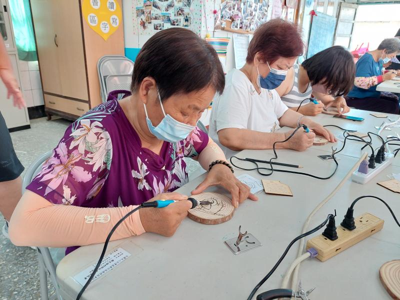 拿起烙筆烙下第一幅烙畫