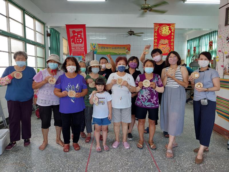 拿起自己烙畫成品來個課程大合照