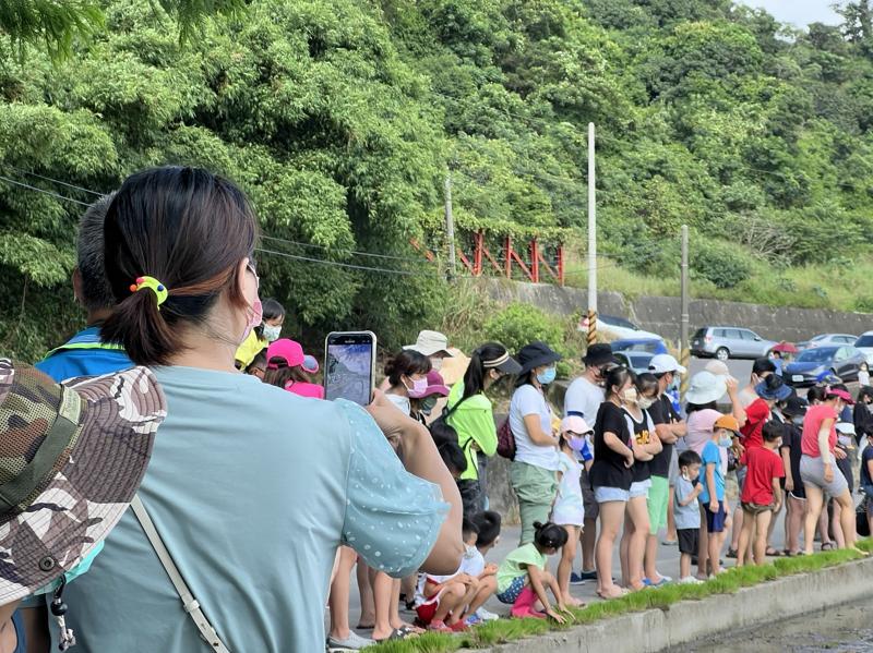锄禾日当午，汗滴禾下土。 谁知盘中餐，粒粒皆辛苦