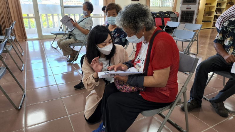 為社區學員講解步驟