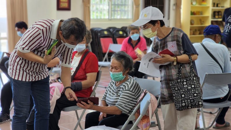 有的學員手機沒網路，老師用自己的手機分享給在場學員。