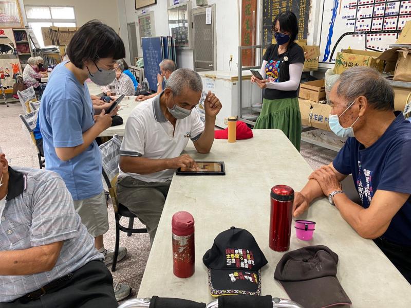 講師正在教長者如何使用平板玩拼圖