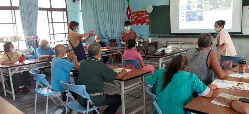 講師讓長者體驗AR.VR遊戲