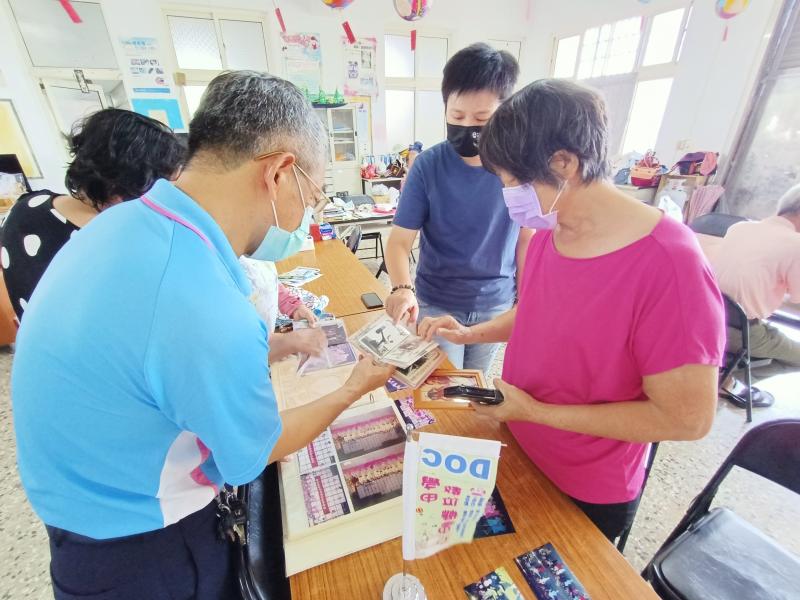 阿嬤們搬出舊有的相片簿，  聊起過去年輕時參加活動