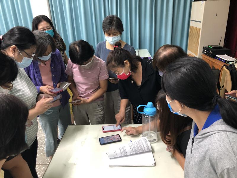 二林DOC首次到二林鎮上與二林鎮立圖書館合作數位學習課程,參與圖書館課程的學員們大多是中年族群,數位的學習速度比高年者來的快,也比較能夠清楚表達想要學什麼內容,學員們都非常踴躍的發問問題