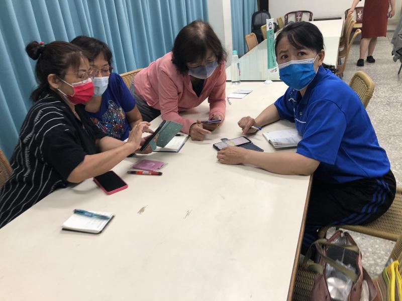 學員們和好朋友相約一起學習,不懂得地方就一起研究,同時還能幫助其他學員,讓學習數位不再有壓力