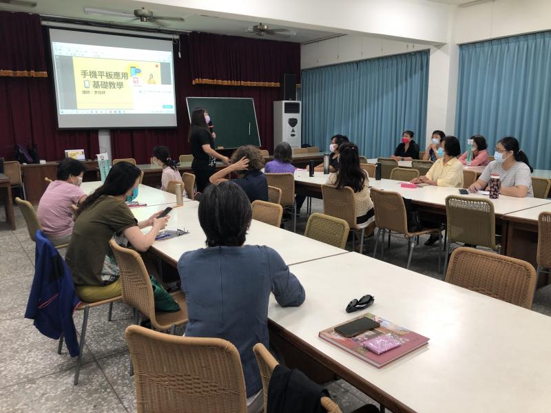 大家都很認真的聽老師講課,許多學員也非常用心抄寫筆記,回家後持續練習,收集遇到的問題把握上課機會發問,解決了很多學員困擾已久的問題或是很好奇想學的東西,大家都很高興的收穫到很多!!