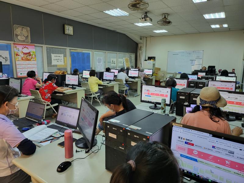 登入健豪數位學習網，進入網內製作相片書，決定自己要製作相片書的規格。