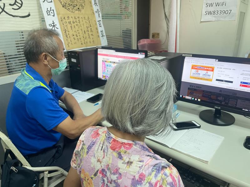 進行相片輸入，放入相框，相片調整大小，輸入標題ˊ.副標題.作者.書背等，容易辨別個人的專屬相片書。