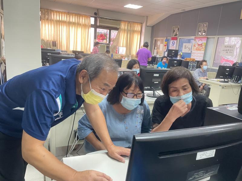 我是相片書的作者，自己設計編排圖檔和文字，還可以選擇自己喜愛的圖框變更。