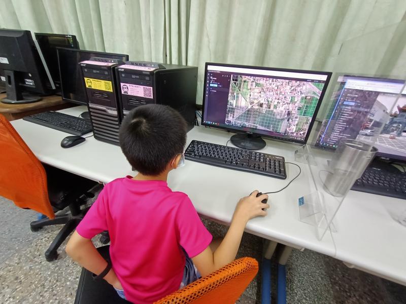 學員各自為自己負責的景點編輯相片及文字