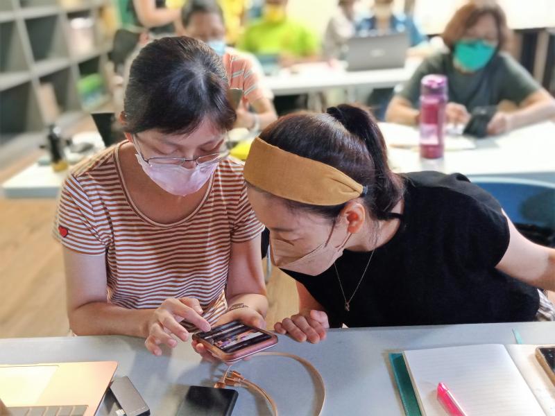 學員們互相討論