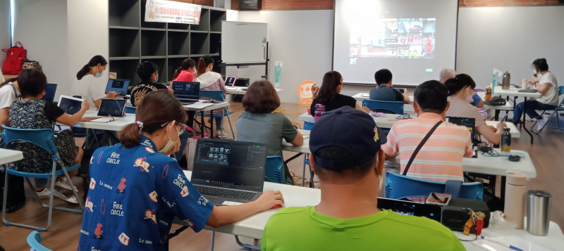 學員正在專心聽講師授課