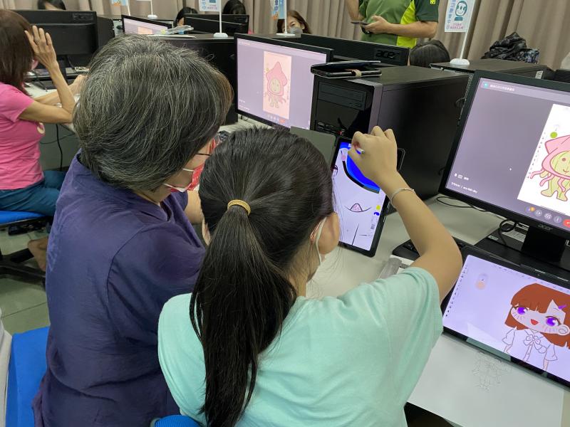 將手繪圖稿繪入APP，使用筆刷工具進行創作。