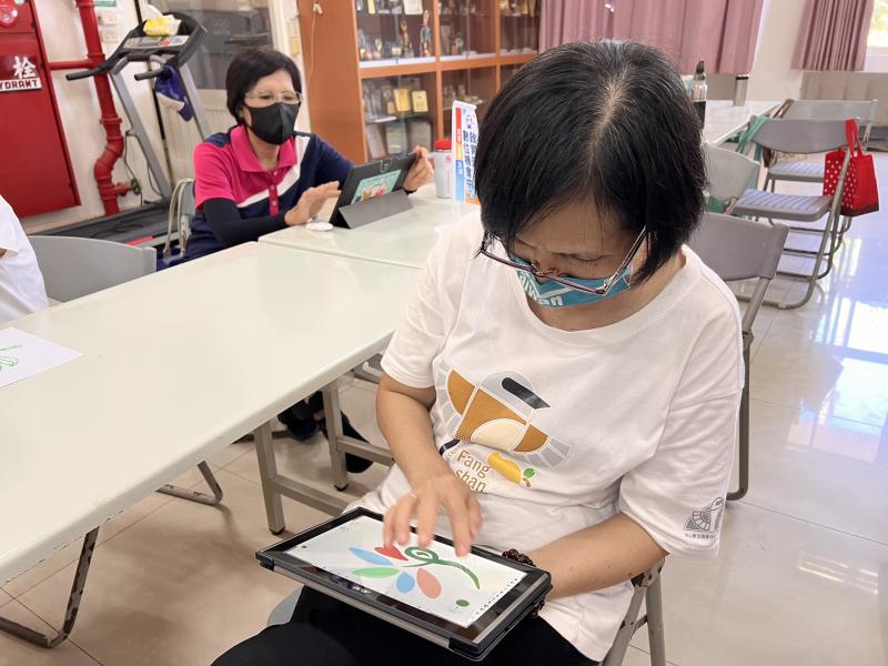 學員使用繪圖APP進行圖像創作，從創作過程中掌握繪圖工具的技巧