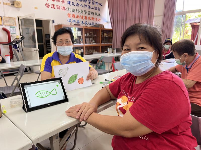 彙整長輩的數位創作，轉化為社區產業包裝創作素材。