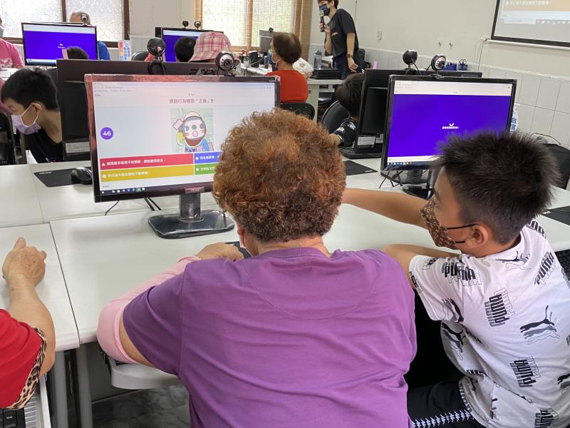 網路安全知多少?課後自我量測，祖孫互相合作，完成線上作答。