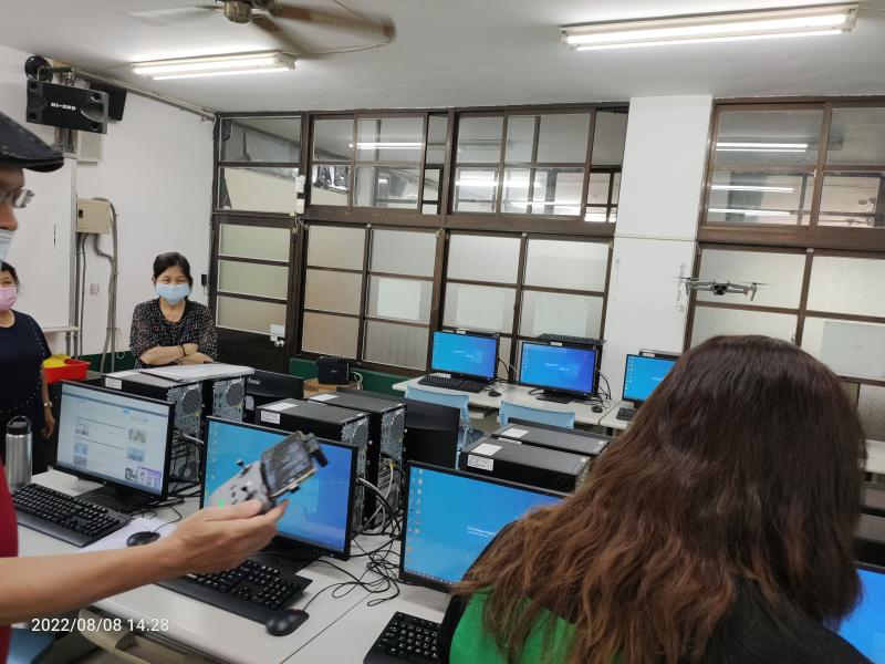 老師做起降測試