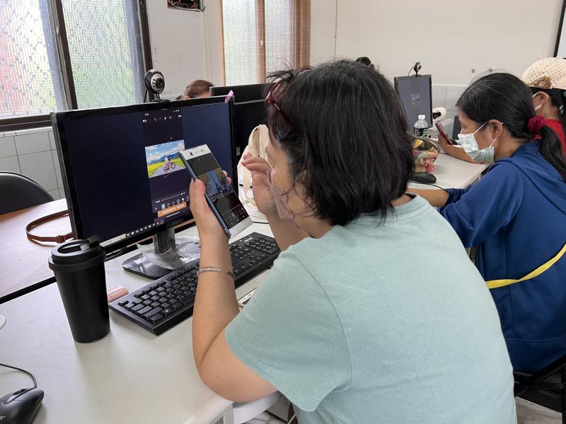 照片合成，學員使用去背軟體及合成APP 操作練習。