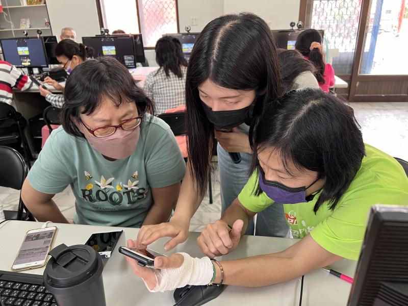 講師協助學員軟體操作。