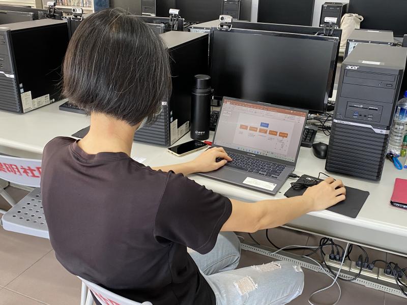 用心智圖來規畫網站的架構，也可以手動繪製一個建構圖。