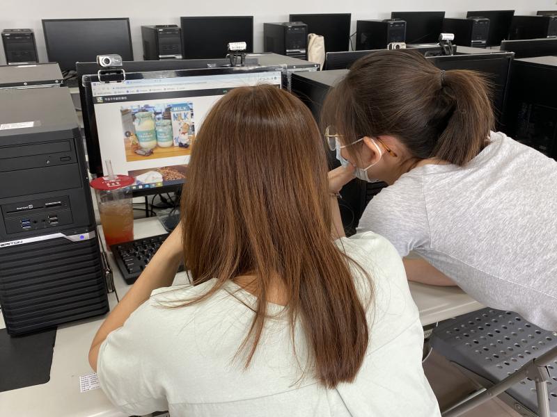 學員上機操作練習，運用Google 協作平臺建立自家網站。