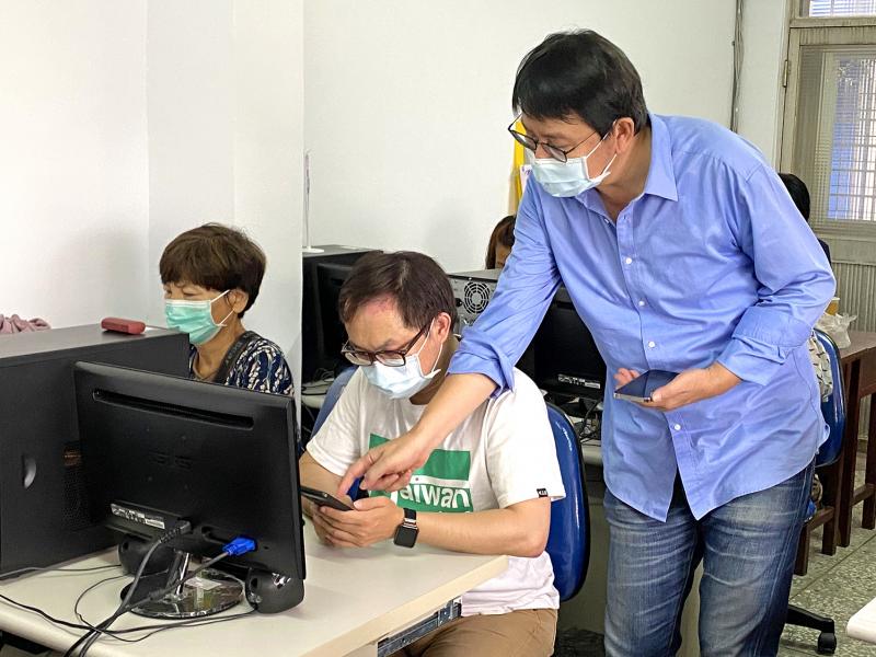 講師指導學員，使用手機練習臉書社團操作
